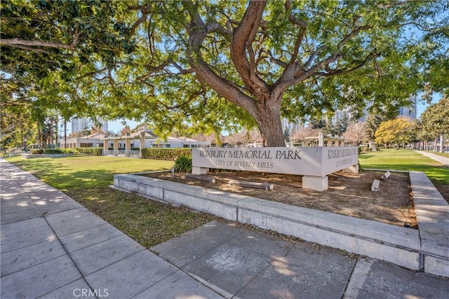 community sign with a lawn