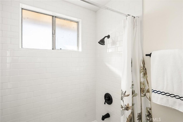 full bathroom featuring shower / bathtub combination with curtain