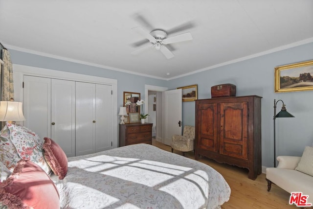 bedroom featuring crown molding, ceiling fan, light hardwood / wood-style floors, and a closet