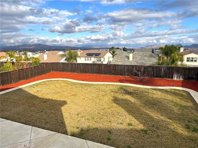 view of yard featuring a mountain view