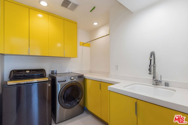 laundry room with cabinets, sink, and washing machine and clothes dryer