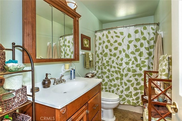 bathroom with a shower with curtain, vanity, and toilet