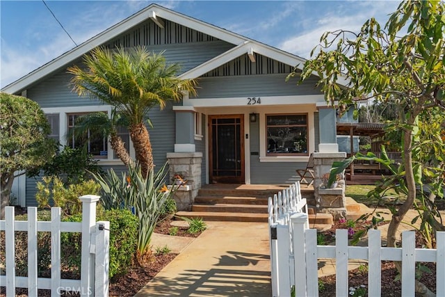 view of front facade featuring a fenced front yard