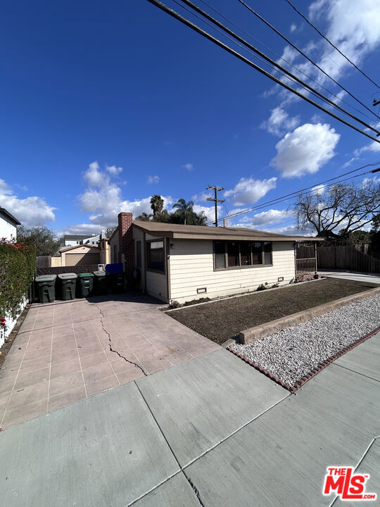 view of front of home featuring a carport