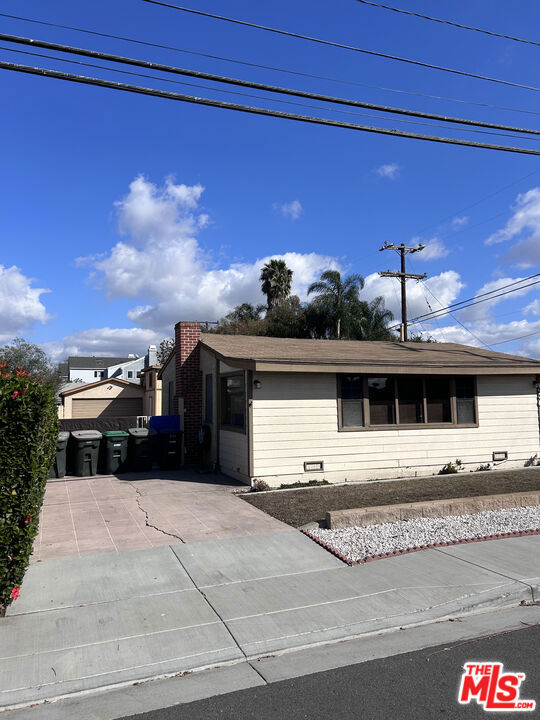 view of single story home