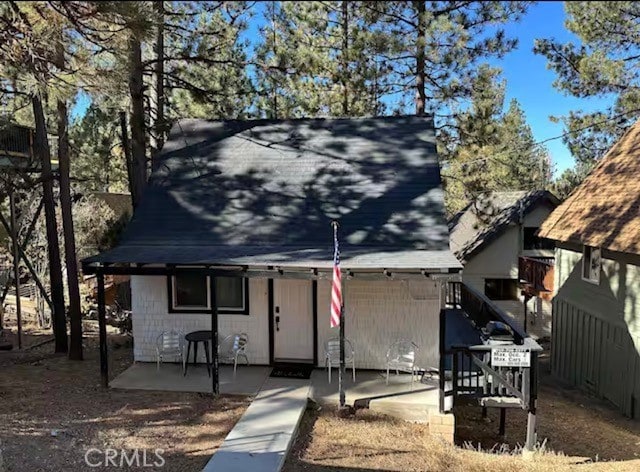 view of front of property featuring a patio