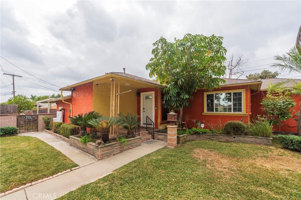 view of front of house with a front yard