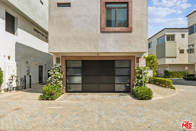 view of front facade featuring a garage