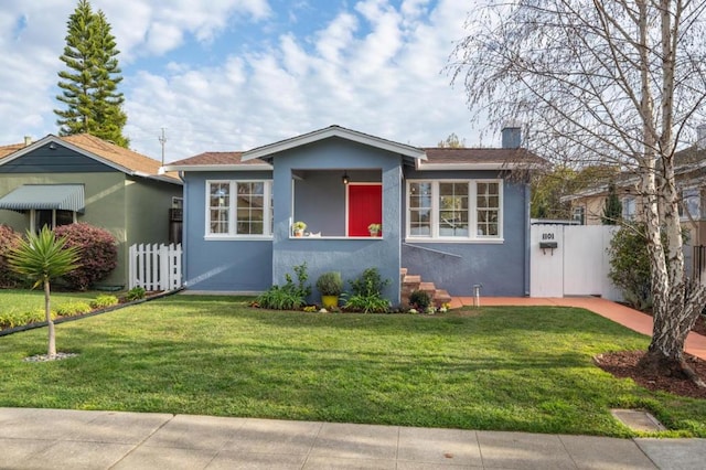 view of front of property featuring a front lawn