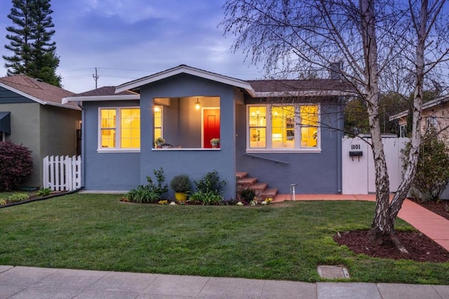 view of front of house featuring a yard