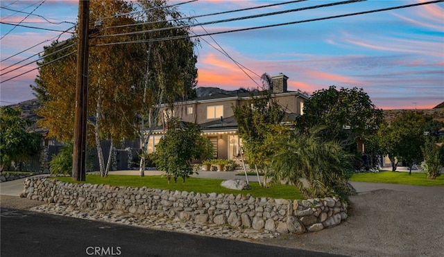 view of front of property featuring a lawn