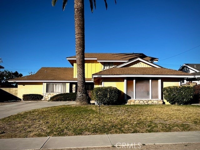 view of front facade with a front yard