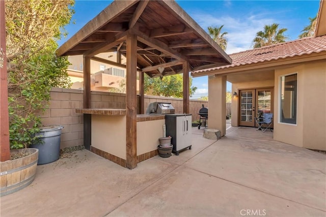 view of patio featuring an outdoor kitchen and grilling area