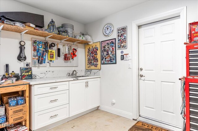 17600 Ascot Ct, Tehachapi, CA 93561 - bar area featuring a sink and concrete floors