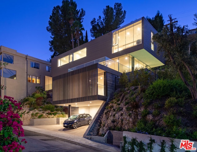 view of front facade featuring a garage