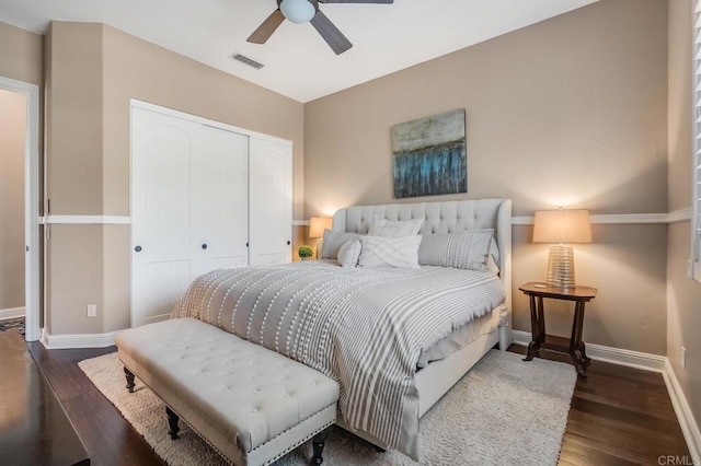 bedroom featuring dark hardwood / wood-style floors, ceiling fan, and a closet