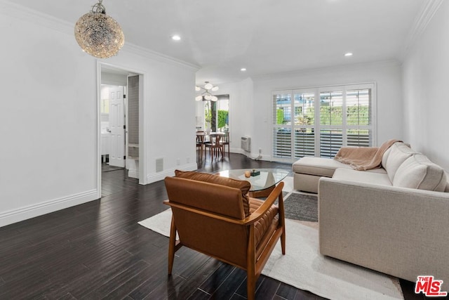 living room featuring dark wood-type flooring, crown molding, and a notable chandelier