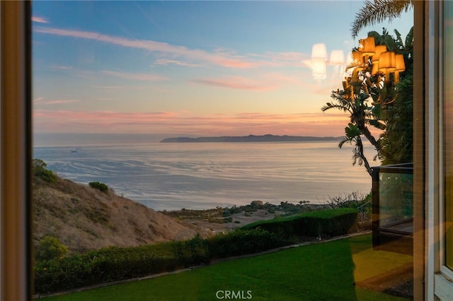 water view featuring a mountain view