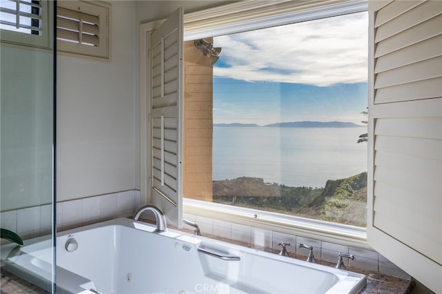 bathroom featuring tiled tub