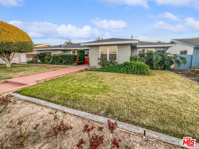 view of front of property featuring a front yard