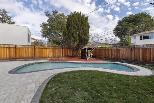 view of pool featuring a lawn