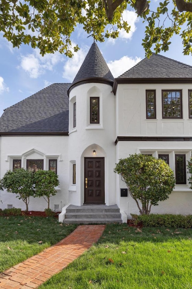 view of front of property with a front yard