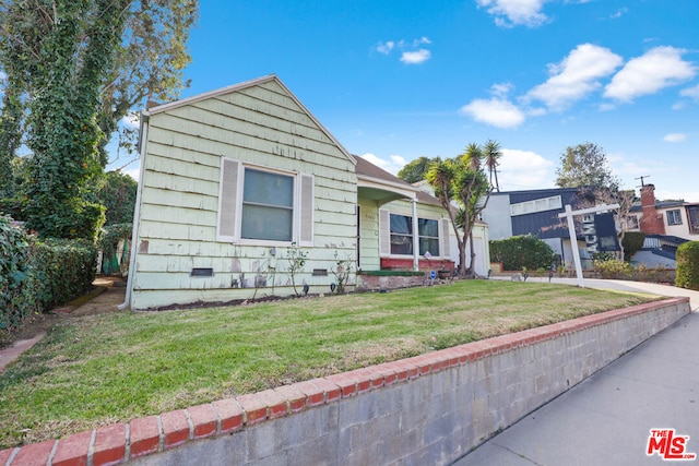 view of front of property with a front lawn