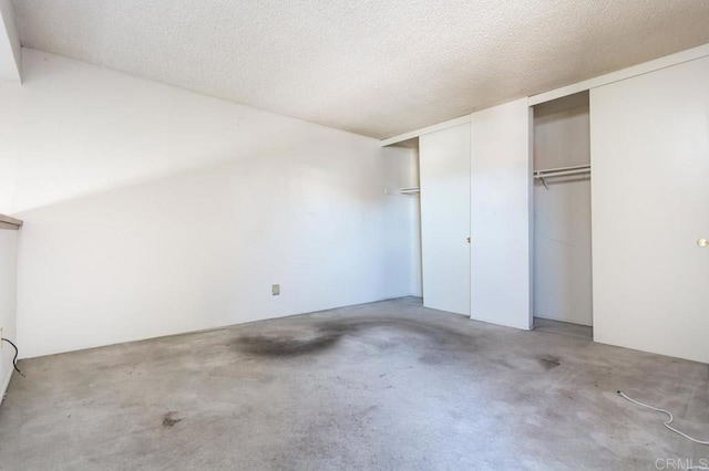 unfurnished bedroom featuring a textured ceiling and a closet