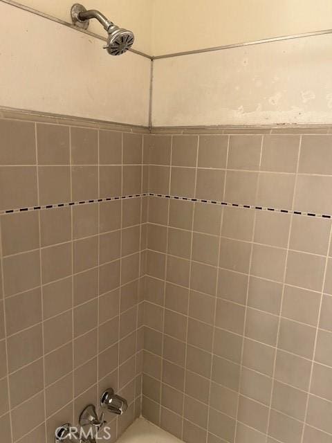 bathroom with tiled shower / bath