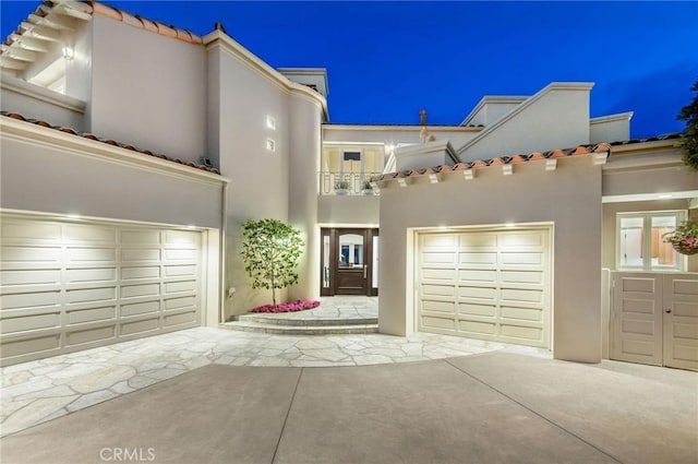 view of front of property featuring a garage