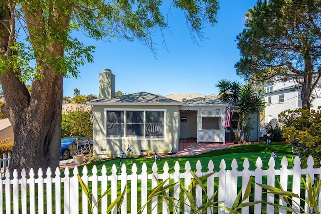 view of front of house featuring a front yard