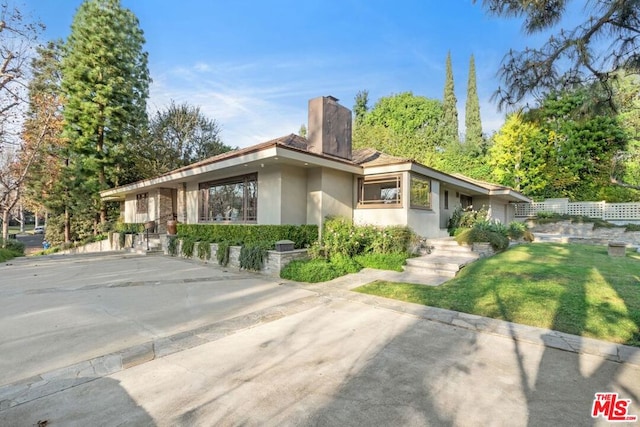 view of front of property featuring a front lawn