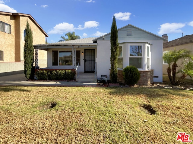 view of front of house featuring a front lawn