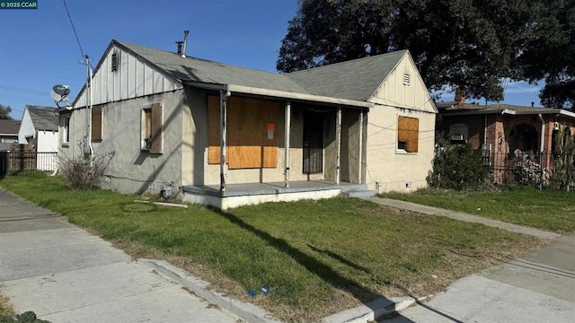 view of front of home featuring a front lawn and covered porch