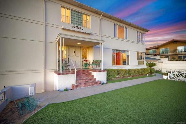 view of front of house featuring a yard