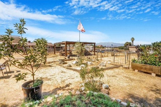 view of yard featuring a mountain view