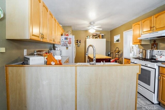 kitchen with sink, ceiling fan, kitchen peninsula, light brown cabinets, and white appliances