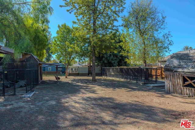 view of yard with an outbuilding