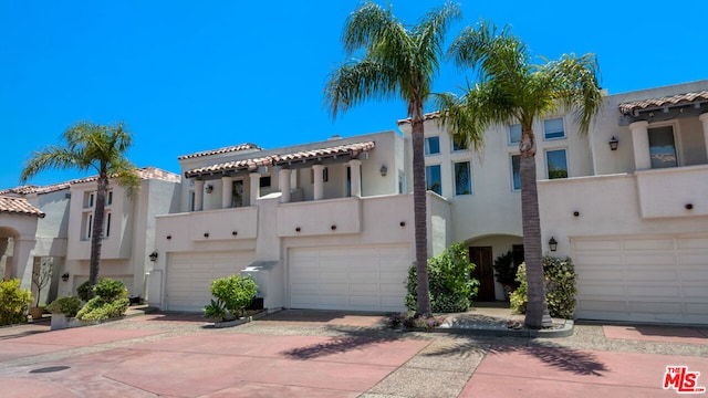 view of front facade featuring a garage