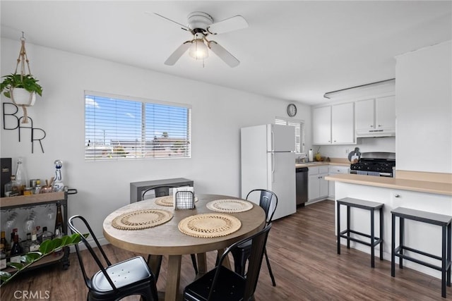 dining area featuring dark wood-type flooring, a healthy amount of sunlight, and ceiling fan