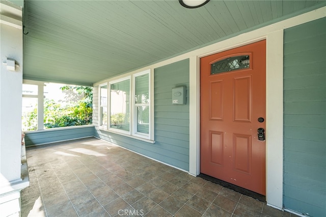 property entrance featuring covered porch