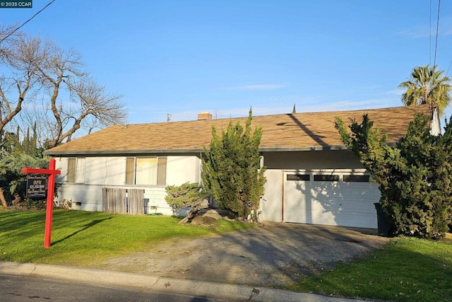 view of front facade featuring a garage and a front lawn