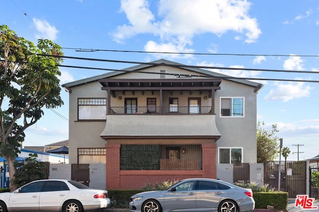 view of front of home featuring a balcony