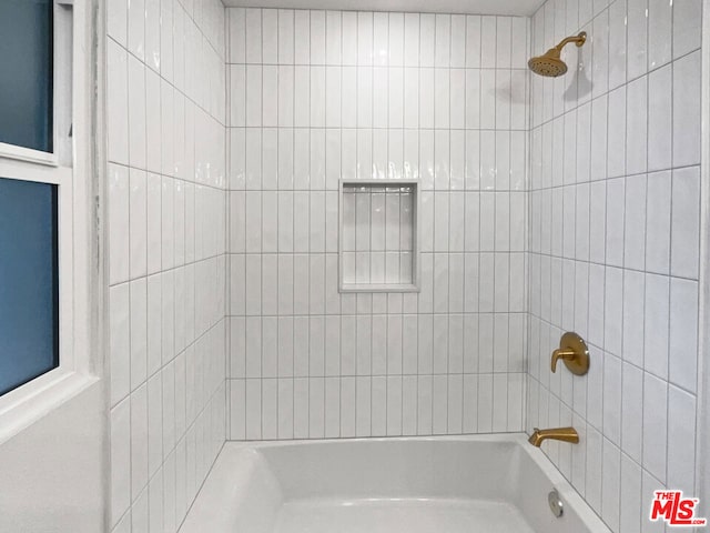 bathroom with tiled shower / bath combo