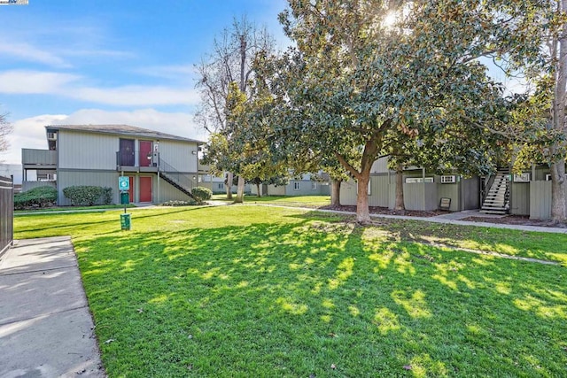 view of front of home featuring a front yard