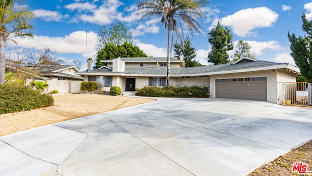 view of front property featuring a garage