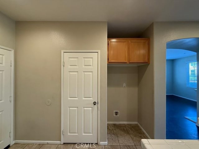 laundry room featuring light tile patterned floors