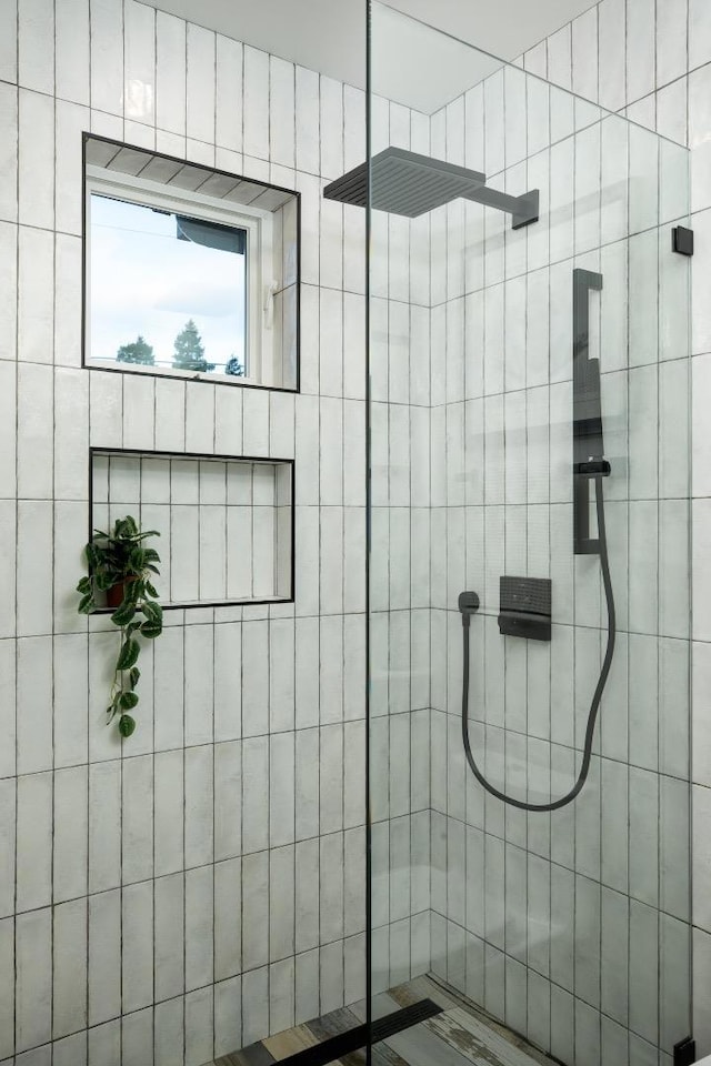 bathroom featuring tiled shower