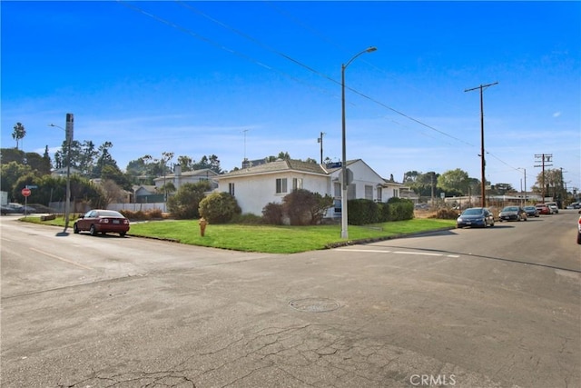 view of front of home featuring a front yard