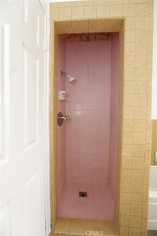 bathroom featuring tiled shower